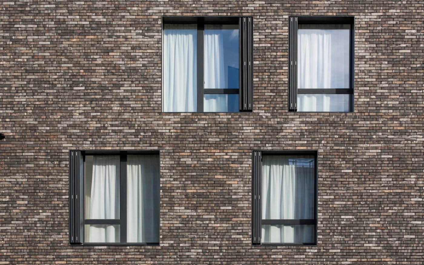 Home for young workers and migrants with 240 studios (30 studios of 18 m2 per floor). Nursery with 66 places. Area : 9300 m2 SHON. Cost : 19,6 M € HT. ZAc des Lilas, 75020 PARIS. Brick Terca Ligne Moulée Main Brique pleine Hectic Etouffée. Siding's implementation.