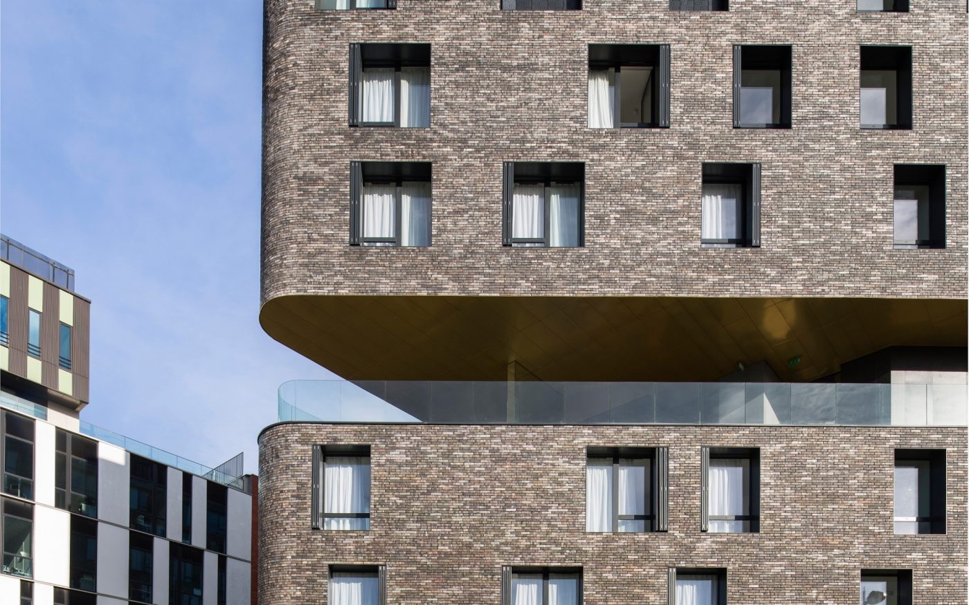 Home for young workers and migrants with 240 studios (30 studios of 18 m2 per floor). Nursery with 66 places. Area : 9300 m2 SHON. Cost : 19,6 M € HT. ZAc des Lilas, 75020 PARIS. Brick Terca Ligne Moulée Main Brique pleine Hectic Etouffée. Siding's implementation.