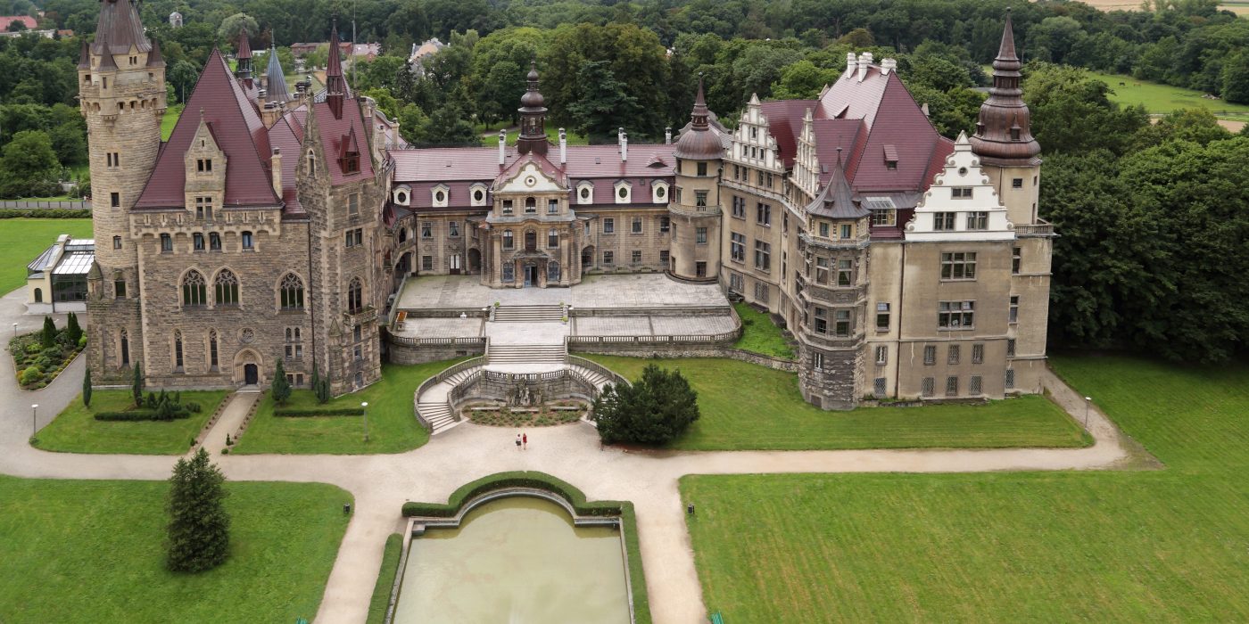 Pałac w miejscowości Moszna po renowacji dachu dachówką karpiówką żłobkowaną mahoniową