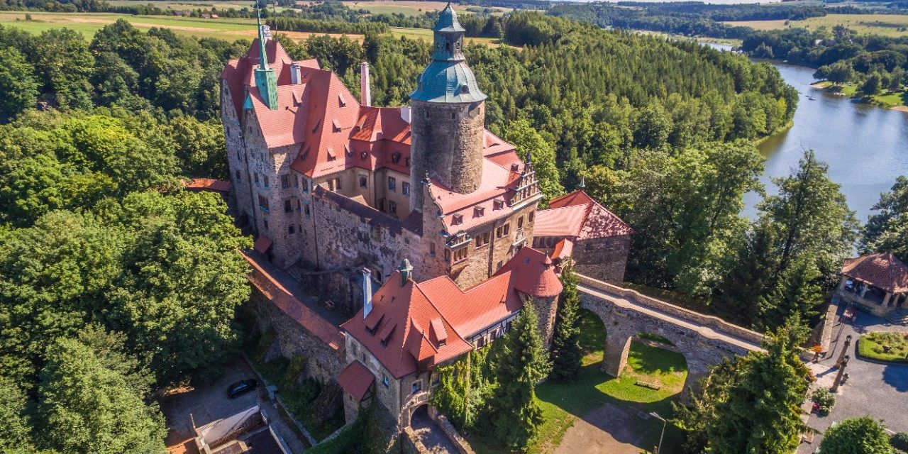 Zamek Czocha  po renowacji dachu dachówką karpiówką falista czerwona angoba 