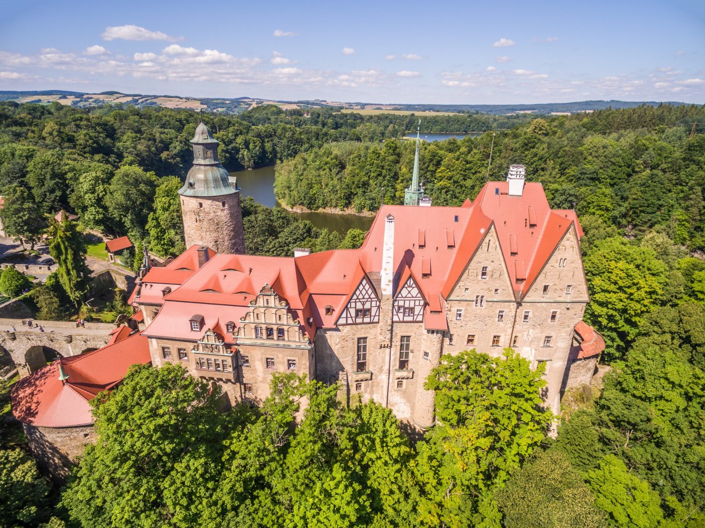 Zamek Czocha  po renowacji dachu dachówką karpiówką falista czerwona angoba 