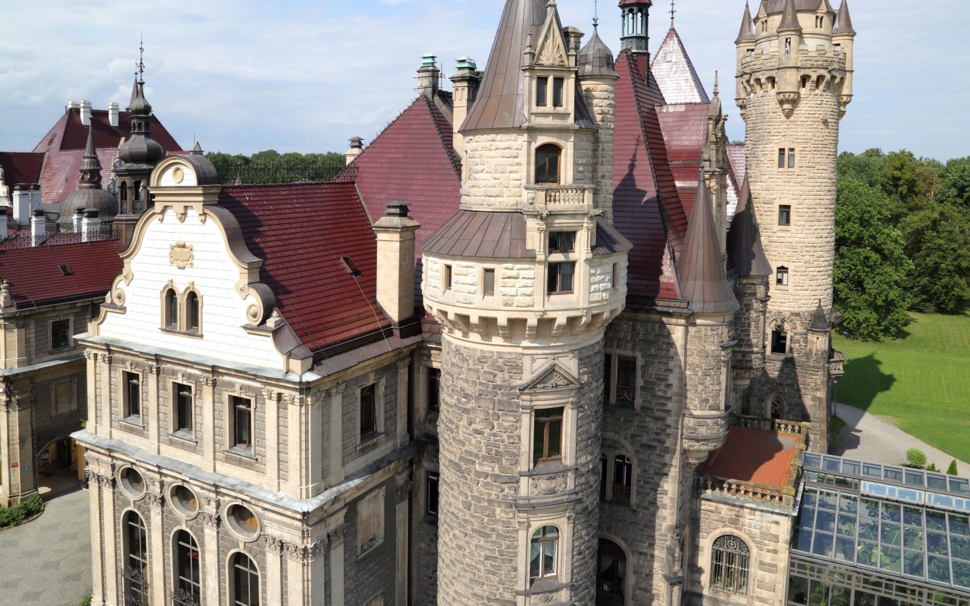 Pałac w miejscowości Moszna po renowacji dachu dachówką karpiówką żłobkowaną mahoniową