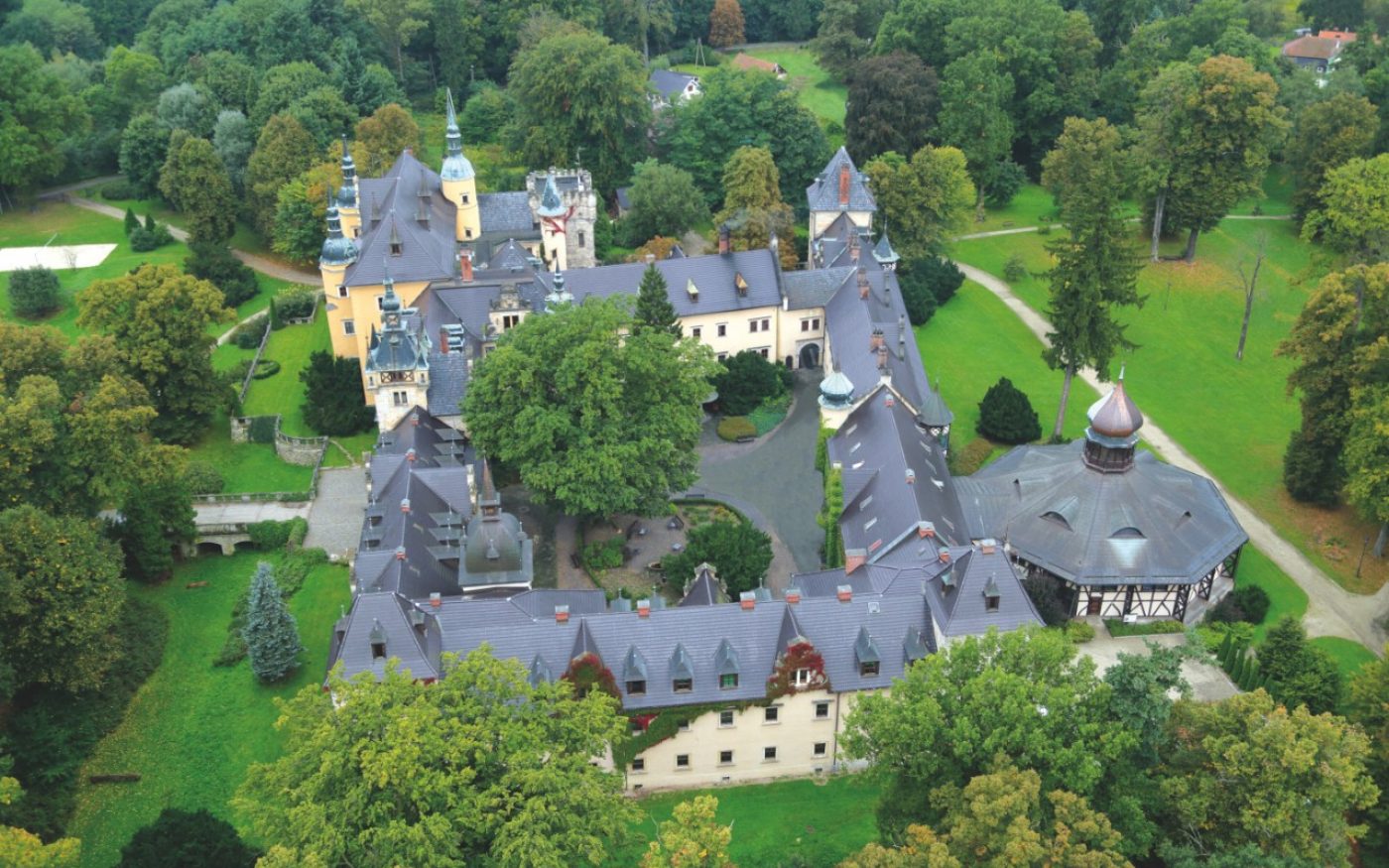 Zamek w Kliczkowie po renowacji dachu dachówką karpiówką żłobkowaną czarną