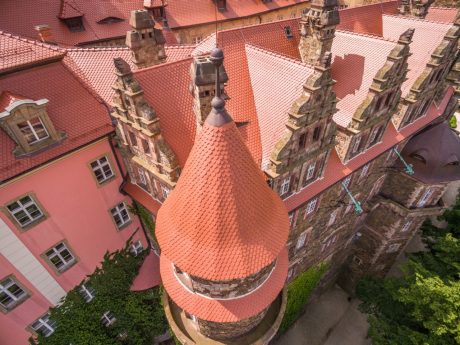Zamek Książ po renowacji dachu dachówką karpiówką gotycką czerwona angoba