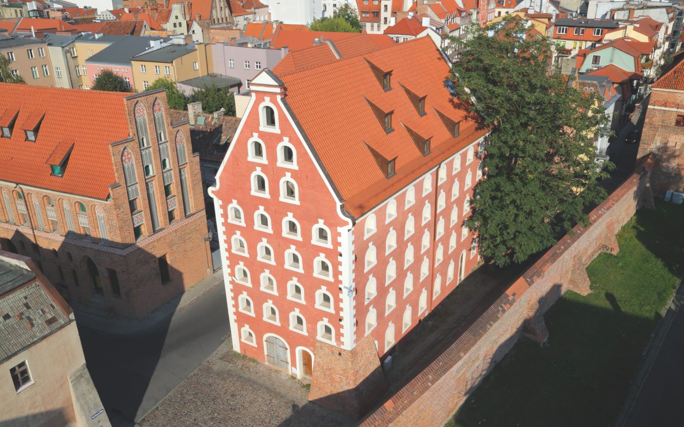 Spichrze w Toruniu po renowacji dachówką mnich mniszka naturalna czerwień