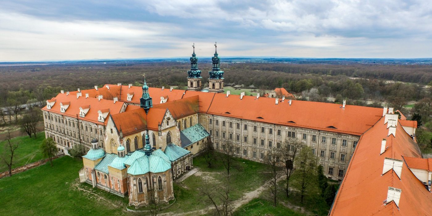 Opactwo Cysterskie w Lubiążu po renowacji dachu dachówką karpiówką naturalna czerwień
