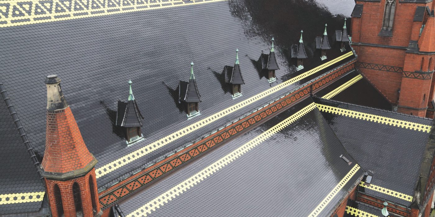 Katedra Apostołów Św.Piotra i Pawła w Legnicy po renowacji dachu dachówką karpiówką czarną i żółtą 