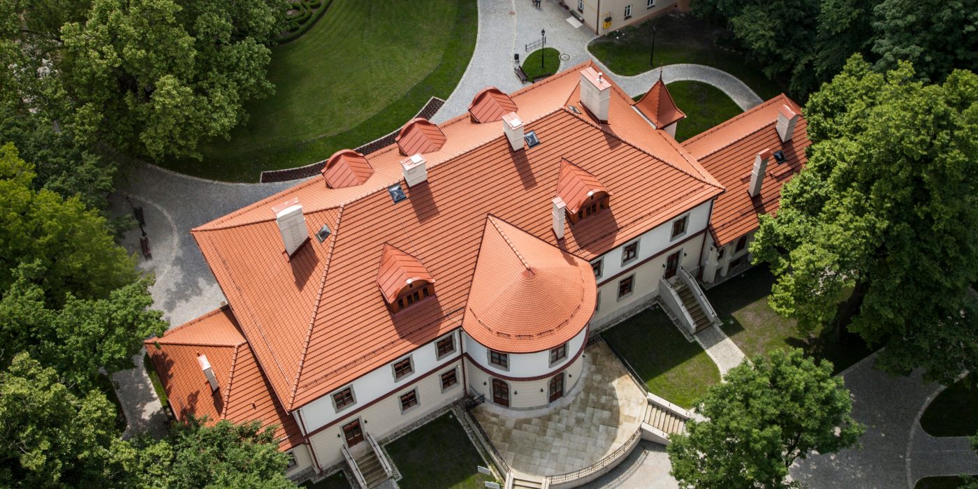 Pałac Czeczów po renowacji dachówkami Koramic Madura i Karpiówka