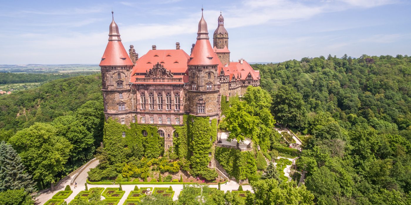 Zamek Książ po renowacji dachu dachówką karpiówką gotycką czerwona angoba