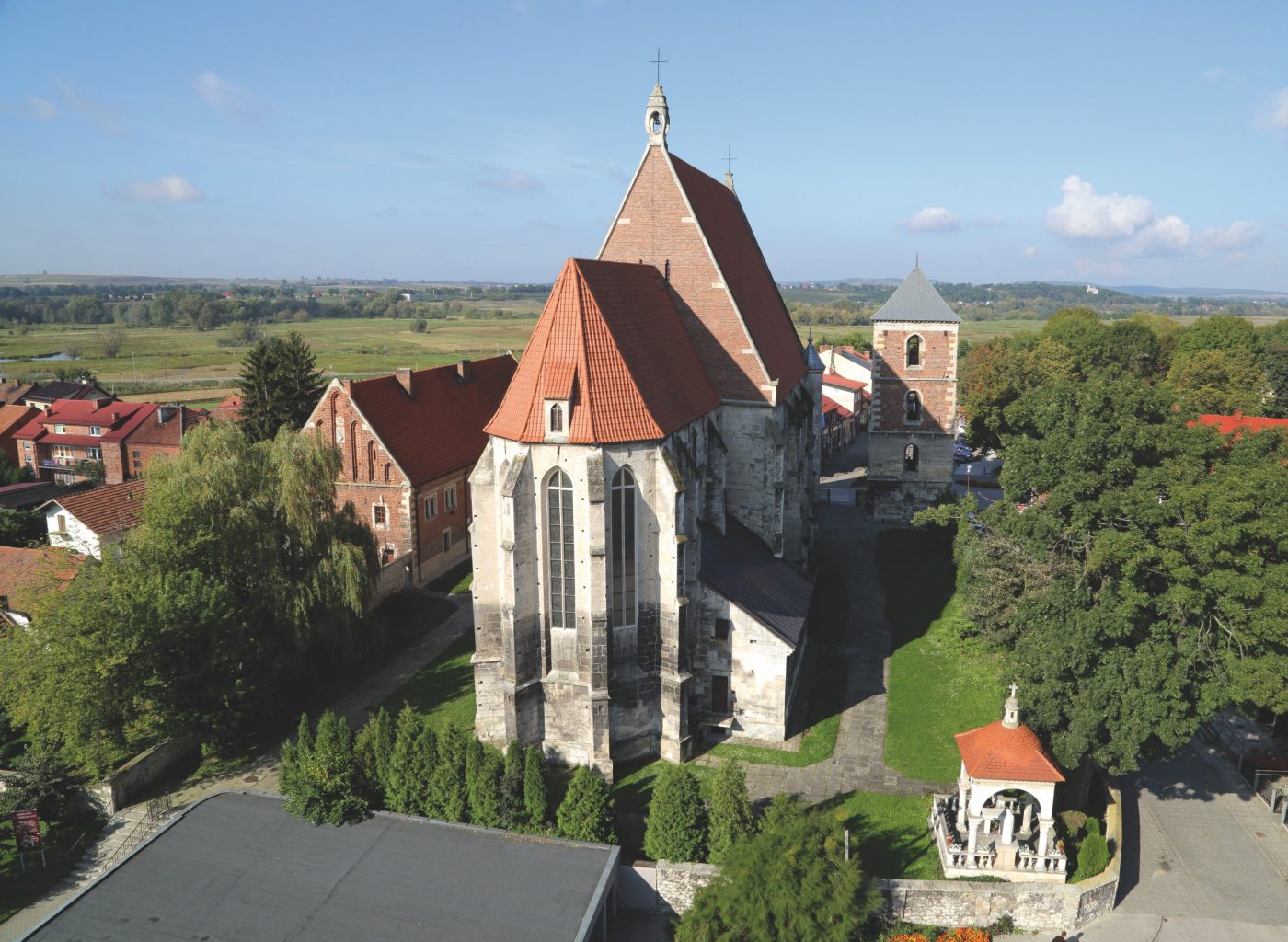 Kolegiata w Wiślicy po renowacji dachu dachowką Koramic Mnich Mniszka