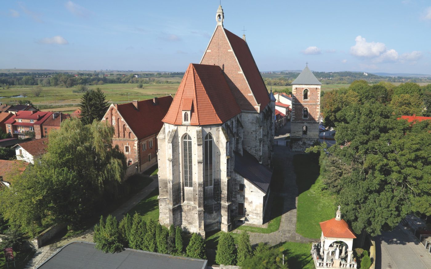 Kolegiata w Wiślicy po renowacji dachu dachowką Koramic Mnich Mniszka