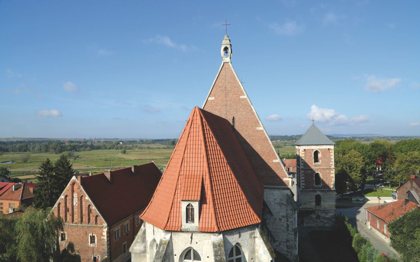 Kolegiata w Wiślicy po renowacji dachu dachowką Koramic Mnich Mniszka