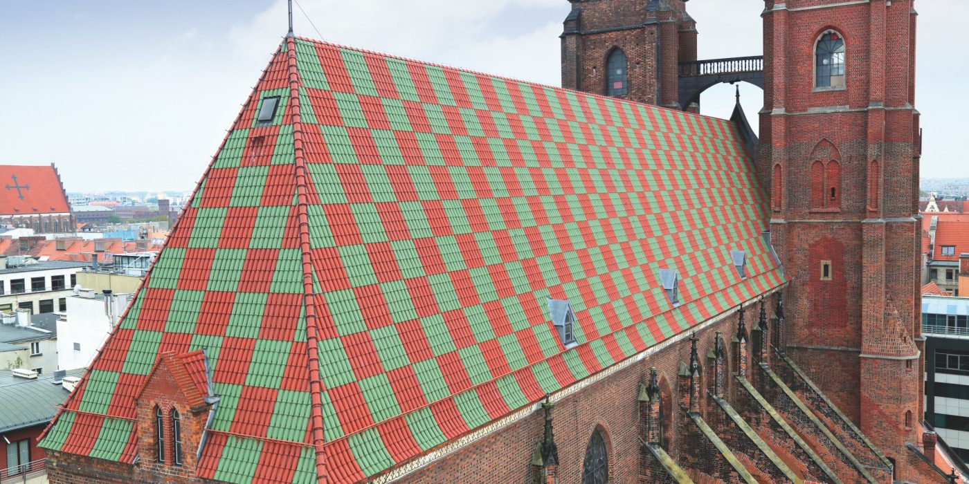 Kościół Św.Magdaleny we Wrocławiu po renowacji dachu dachówką mnich mniszka glazurowaną czerwoną i zieloną