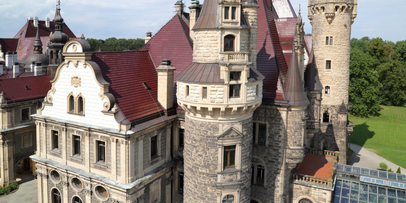 Pałac w miejscowości Moszna po renowacji dachu dachówką karpiówką żłobkowaną mahoniową