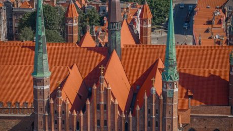 Kościół Mariacki w Gdańsku z dachówką E28 i mnich mniszką