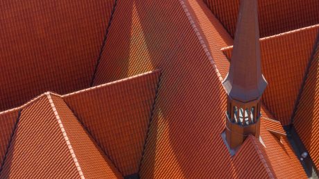 Kościół Mariacki w Gdańsku z dachówką E28 i mnich mniszką