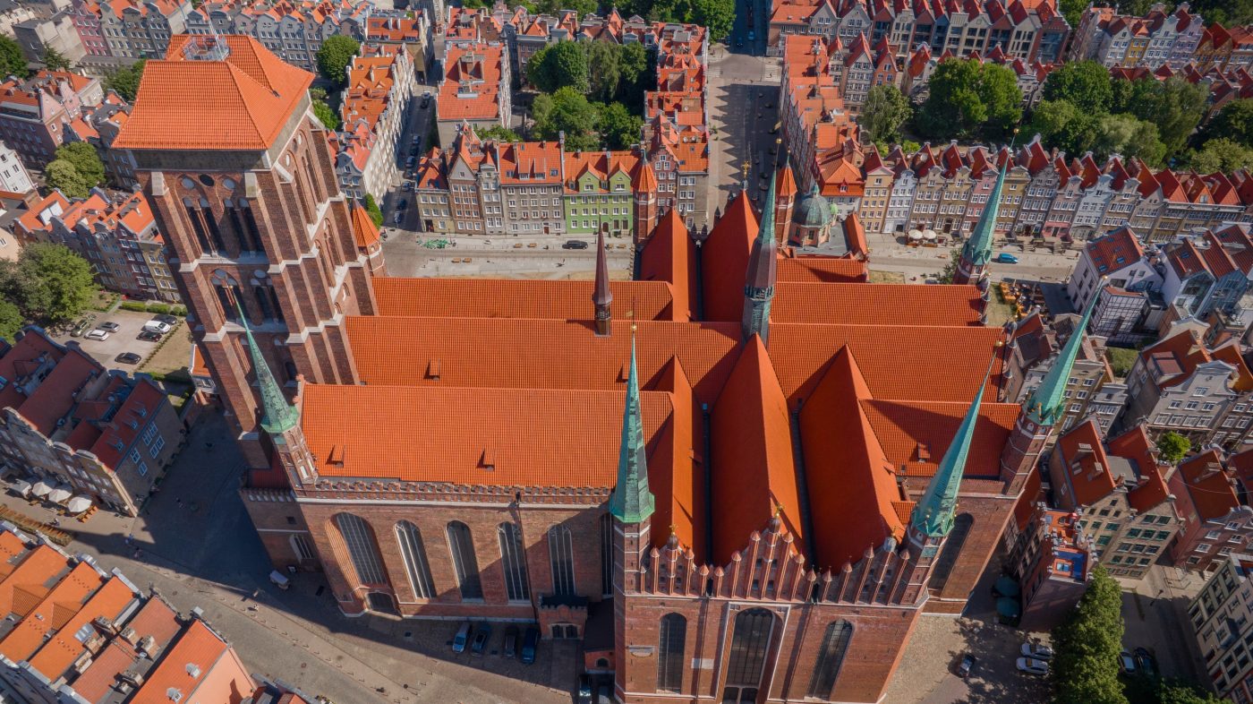 Kościół Mariacki w Gdańsku z dachówką E28 i mnich mniszką