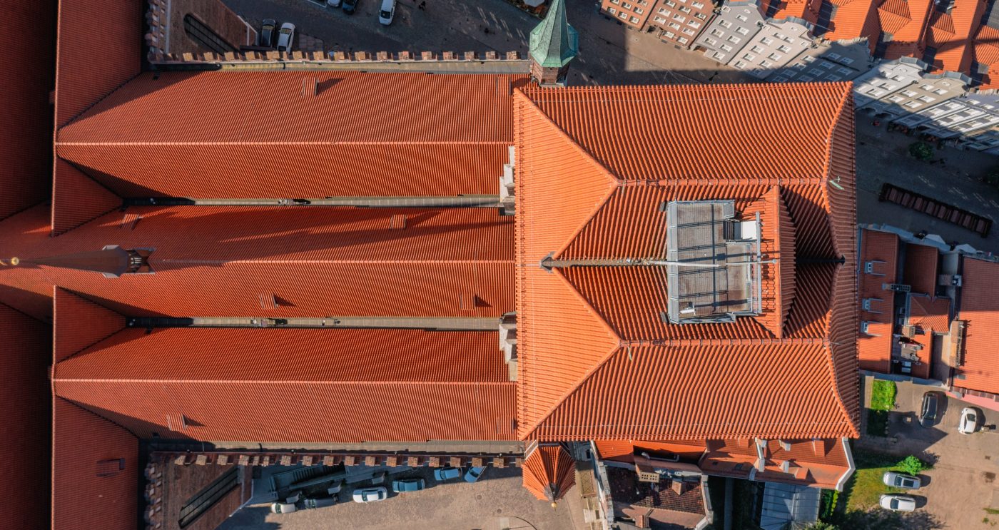 Kościół Mariacki w Gdańsku z dachówką E28 i mnich mniszką