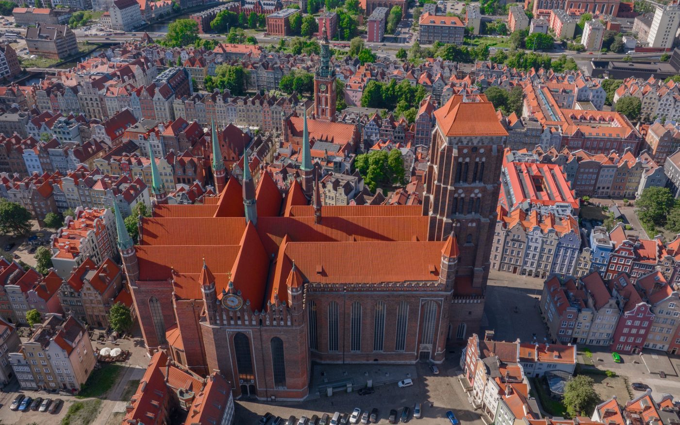 Kościół Mariacki w Gdańsku z dachówką E28 i mnich mniszką