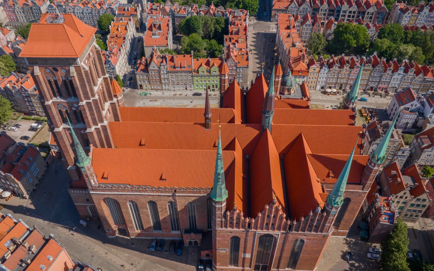 Kościół Mariacki w Gdańsku z dachówką E28 i mnich mniszką