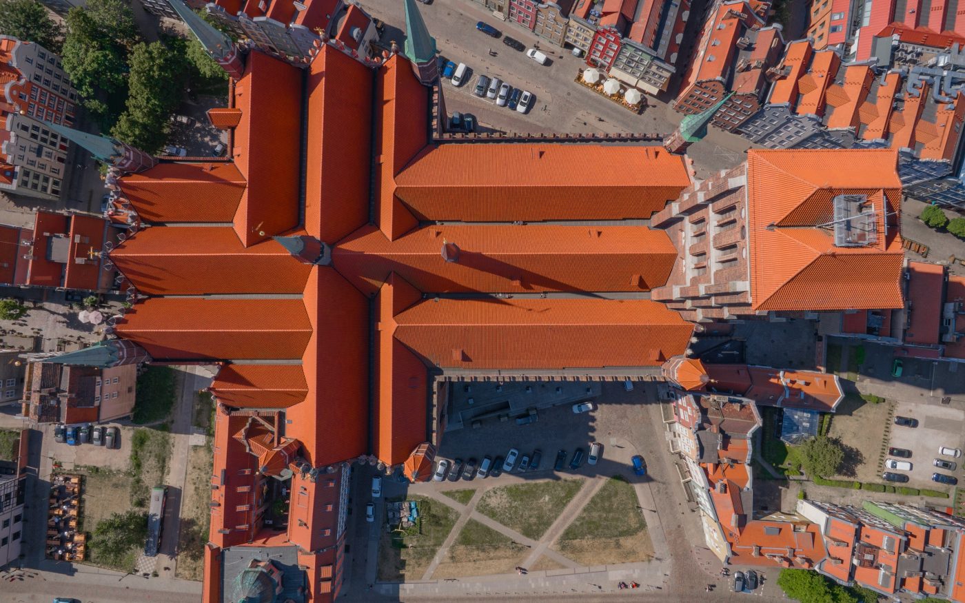 Kościół Mariacki w Gdańsku z dachówką E28 i mnich mniszką