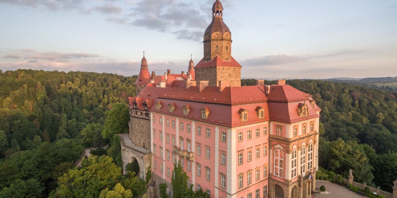 Zamek Książ po renowacji dachu dachówką karpiówką gotycką czerwona angoba