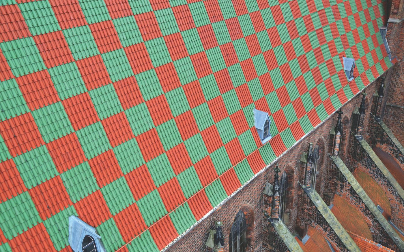 Kościół Św.Magdaleny we Wrocławiu po renowacji dachu dachówką mnich mniszka glazurowaną czerwoną i zieloną