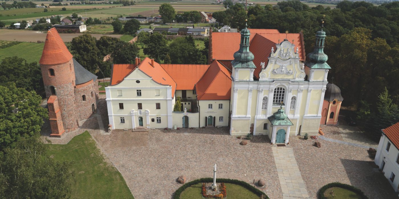 ściół Św. Prokopa w Strzelnie po renowacji dachu dachówką Koramic Mnich Mniszka