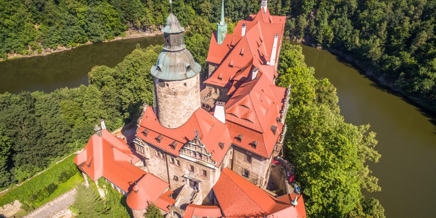 Zamek Czocha  po renowacji dachu dachówką karpiówką falista czerwona angoba 