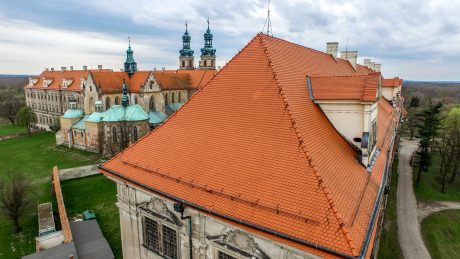 Opactwo Cysterskie w Lubiążu po renowacji dachu dachówką karpiówką naturalna czerwień