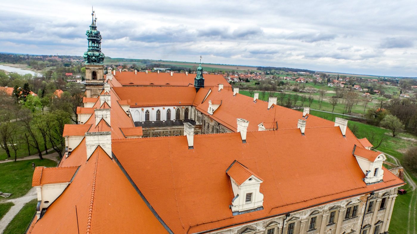 Opactwo Cysterskie w Lubiążu po renowacji dachu dachówką karpiówką naturalna czerwień