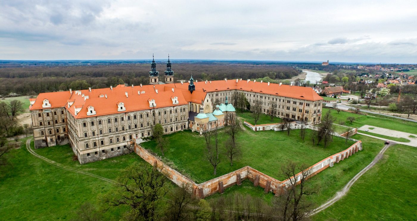 Opactwo Cysterskie w Lubiążu po renowacji dachu dachówką karpiówką naturalna czerwień