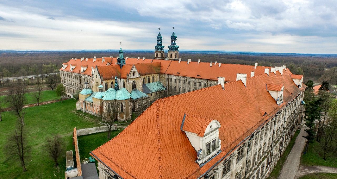 Opactwo Cysterskie w Lubiążu po renowacji dachu dachówką karpiówką naturalna czerwień
