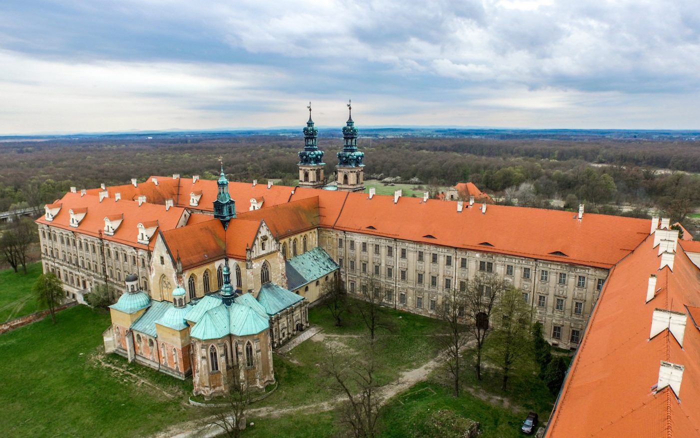 Opactwo Cysterskie w Lubiążu po renowacji dachu dachówką karpiówką naturalna czerwień
