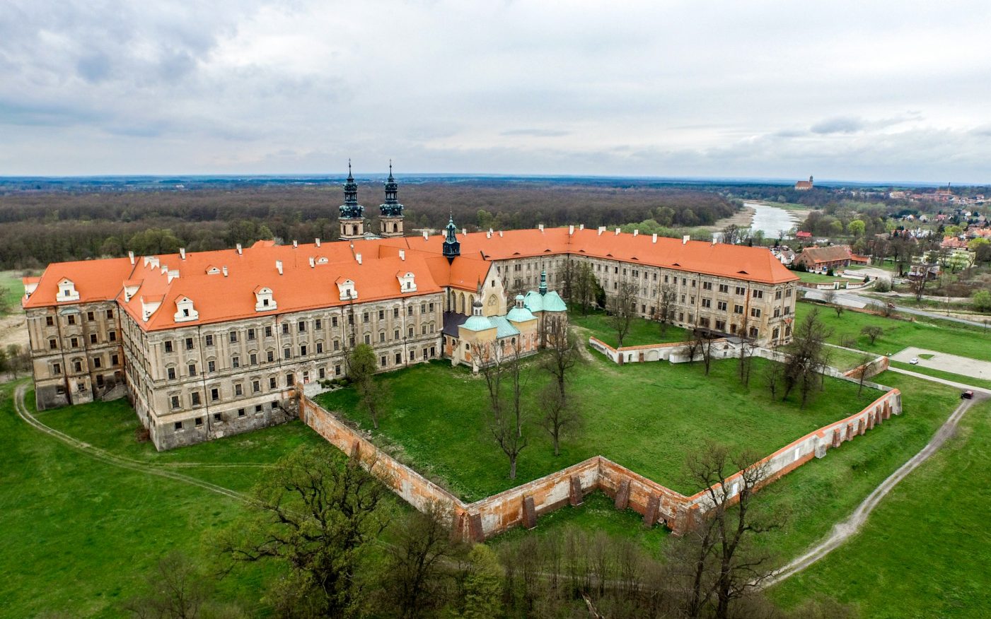 Opactwo Cysterskie w Lubiążu po renowacji dachu dachówką karpiówką naturalna czerwień