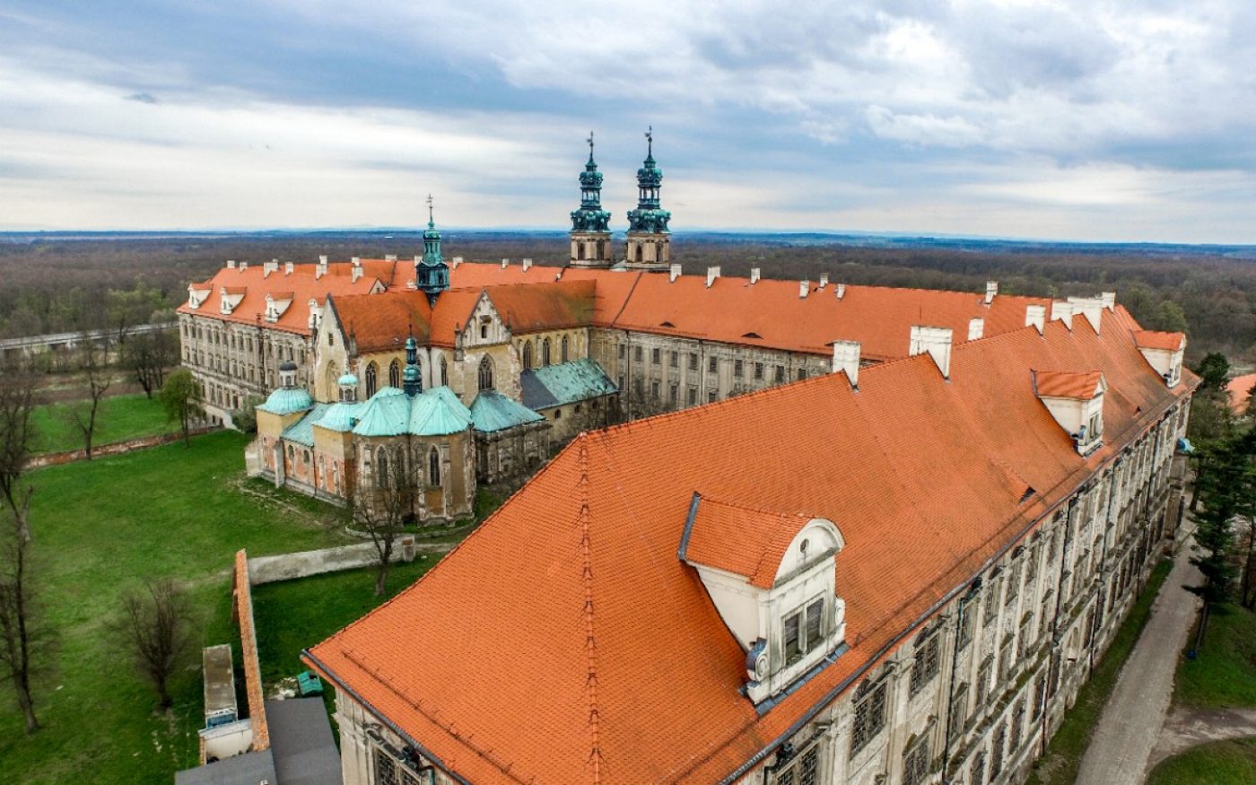 Opactwo Cysterskie w Lubiążu po renowacji dachu dachówką karpiówką naturalna czerwień