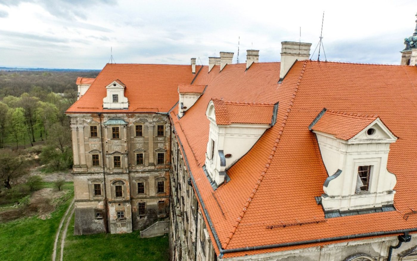 Opactwo Cysterskie w Lubiążu po renowacji dachu dachówką karpiówką naturalna czerwień