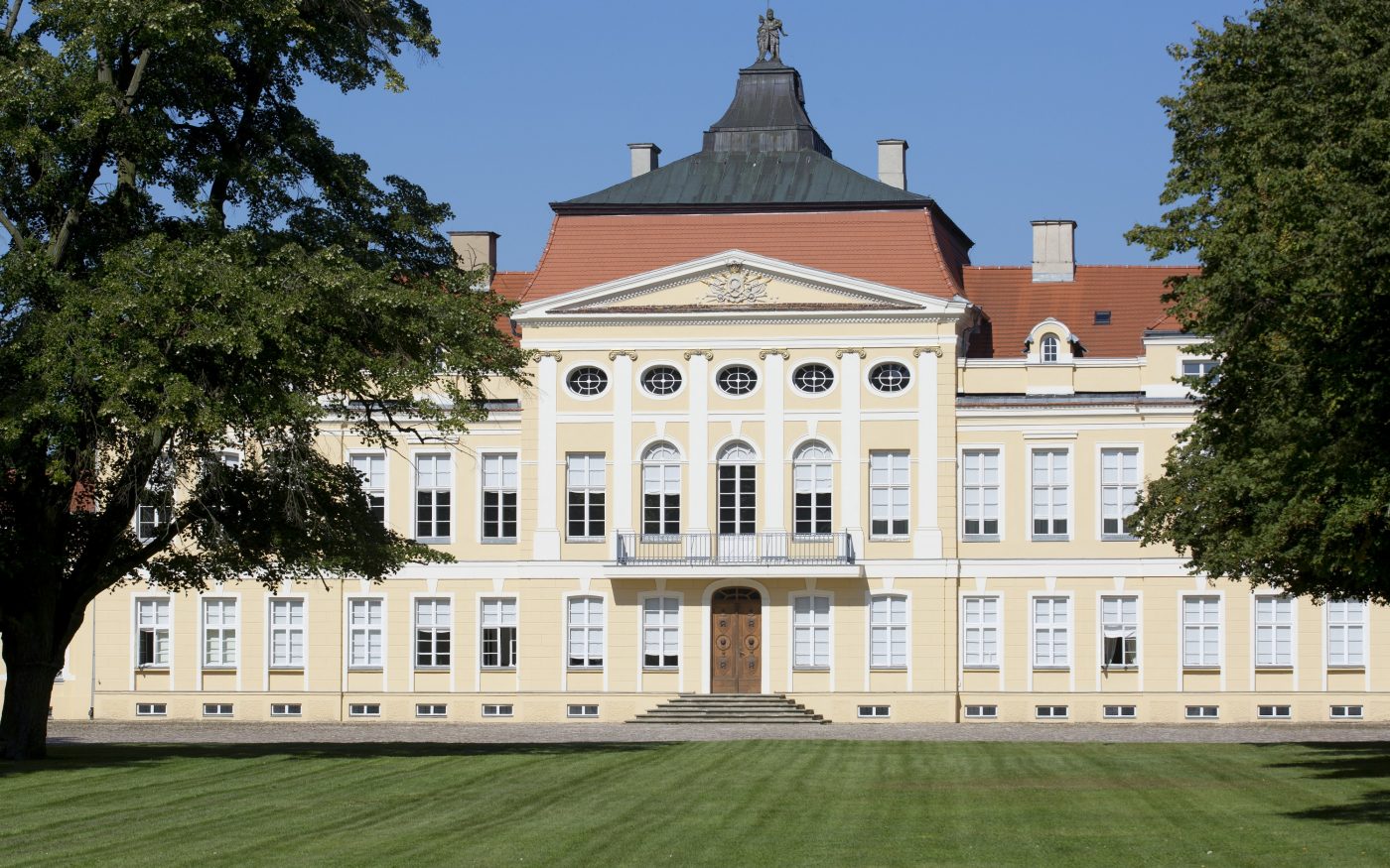 Pałac w Rogalinie z dachówką Koramic karpiówką żłobkowaną