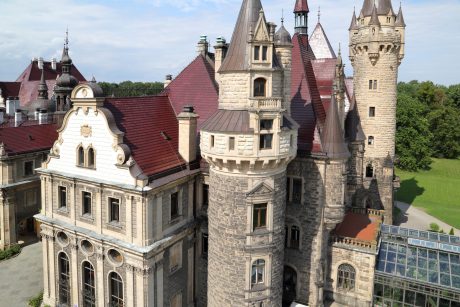 Pałac w miejscowości Moszna po renowacji dachu dachówką karpiówką żłobkowaną mahoniową