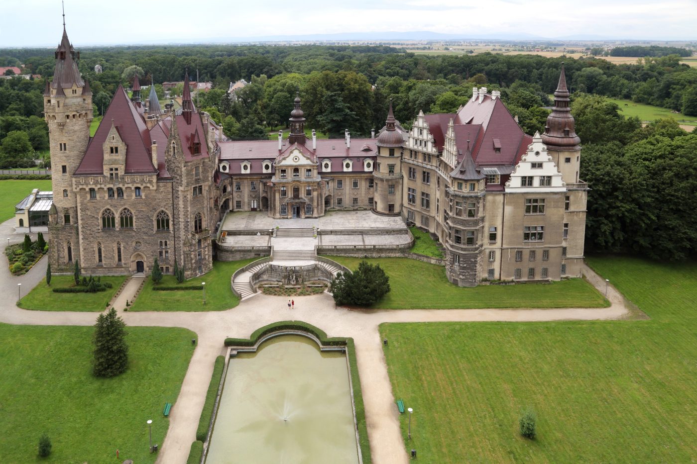 Pałac w miejscowości Moszna po renowacji dachu dachówką karpiówką żłobkowaną mahoniową