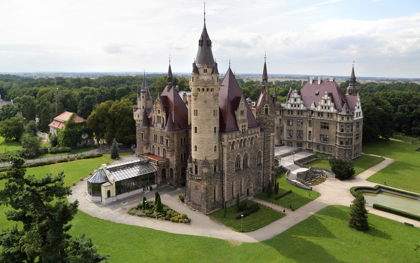 Pałac w miejscowości Moszna po renowacji dachu dachówką karpiówką żłobkowaną mahoniową