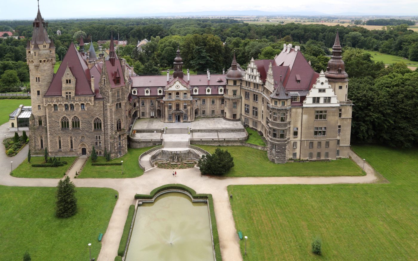 Pałac w miejscowości Moszna po renowacji dachu dachówką karpiówką żłobkowaną mahoniową