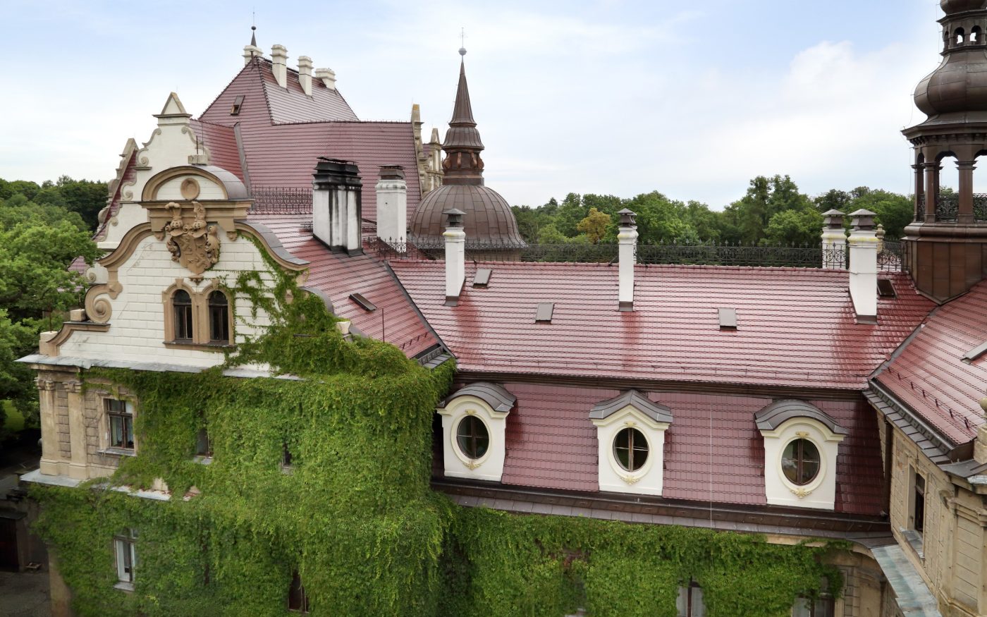 Pałac w miejscowości Moszna po renowacji dachu dachówką karpiówką żłobkowaną mahoniową