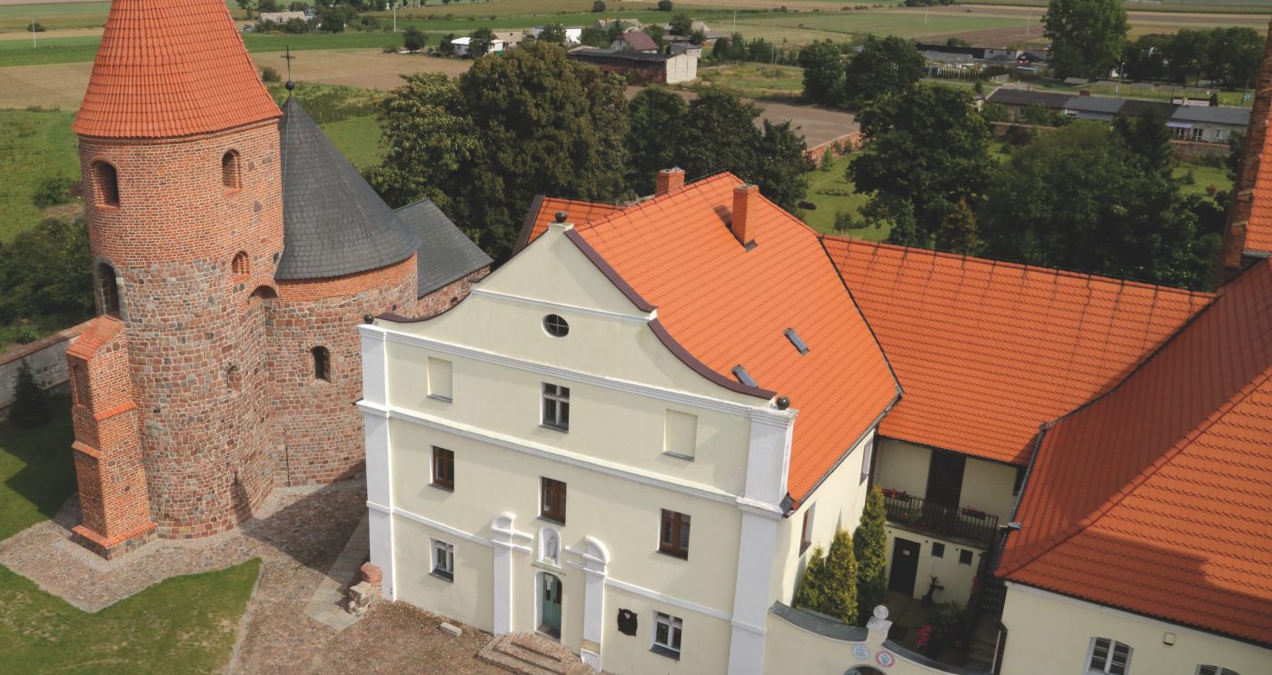 ściół Św. Prokopa w Strzelnie po renowacji dachu dachówką Koramic Mnich Mniszka