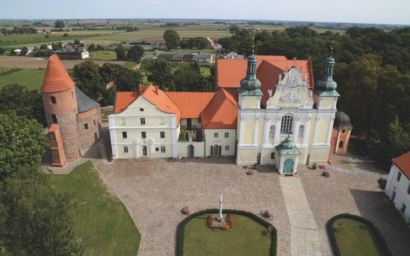 ściół Św. Prokopa w Strzelnie po renowacji dachu dachówką Koramic Mnich Mniszka