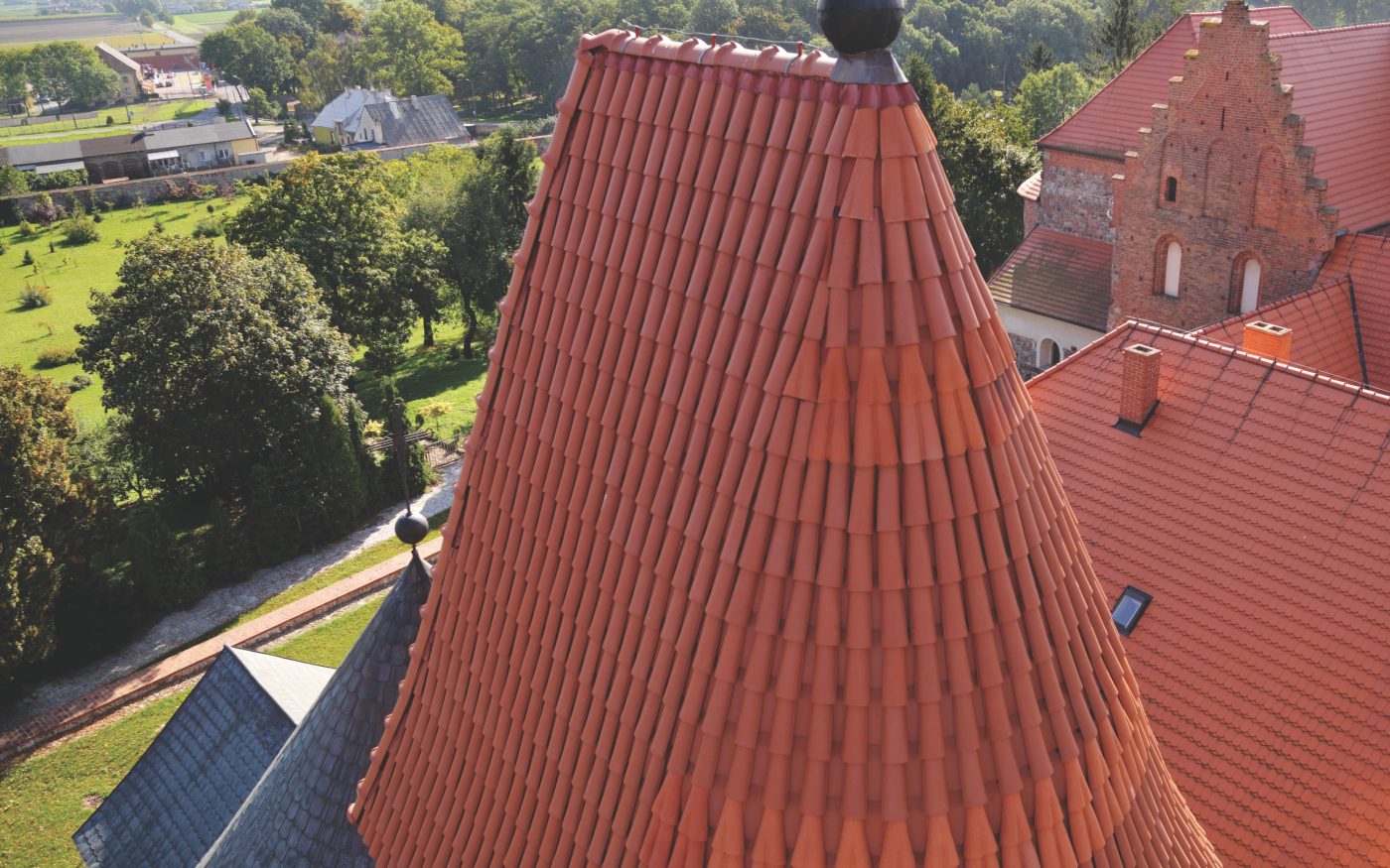 ściół Św. Prokopa w Strzelnie po renowacji dachu dachówką Koramic Mnich Mniszka