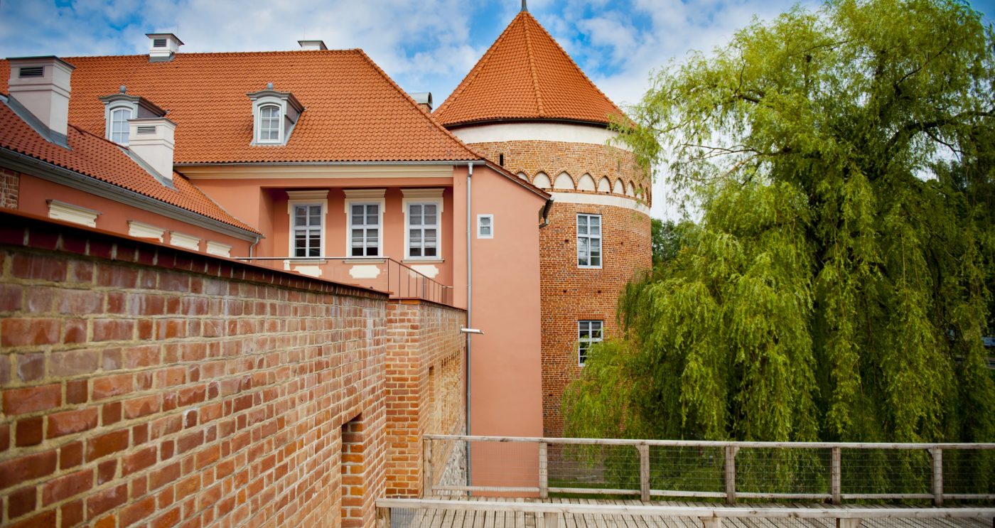 Podzamcze Pałacu w Lidzbarku Warmińskim po renowacji dachu dachówką Mnich Mniszka oraz Cavus 14