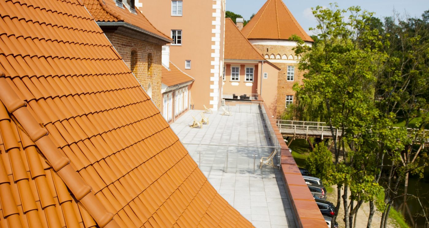 Podzamcze Pałacu w Lidzbarku Warmińskim po renowacji dachu dachówką Mnich Mniszka oraz Cavus 14