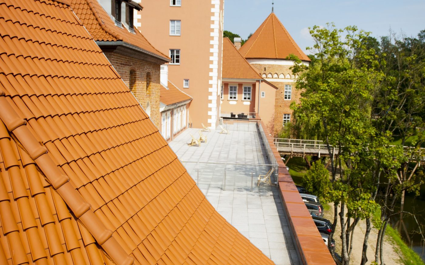 Podzamcze Pałacu w Lidzbarku Warmińskim po renowacji dachu dachówką Mnich Mniszka oraz Cavus 14