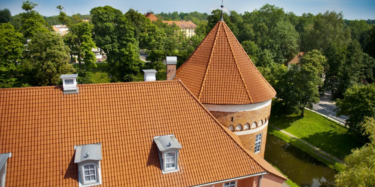 Podzamcze Pałacu w Lidzbarku Warmińskim po renowacji dachu dachówką Mnich Mniszka oraz Cavus 14